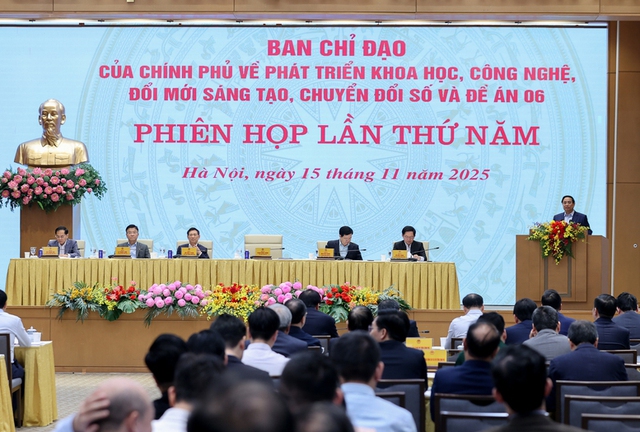 Prime Minister Pham Minh Chinh (standing) chairs the 5th meeting of the Steering Committee on Science, Technology, Innovation, Digital Transformation, and Project 06